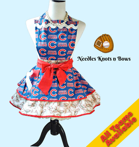 Women's Chicago Cubs sweetheart apron with pocket.