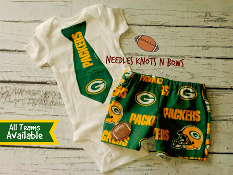 Baby boys & Toddlers Greenbay Packers game day outfit.  Boys Packers football outfit. Your little guy will look like the team mascot in his team outfit --Available in sizes: Newborn thru size 4 in all the NFL Teams.  Can't find the team that you want?  Either purchase a different team and leave me a message stating the team that you want or message me for a custom listing. 