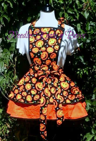 womens retro Halloween Pumpkin apron with pocket.  Pumpkin apron.